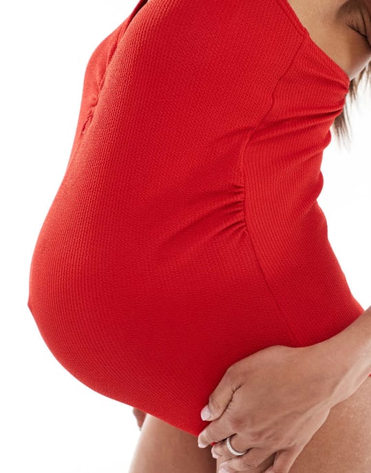 Mamalicious gravid baddräkt med rynkad front i röd - Image 3