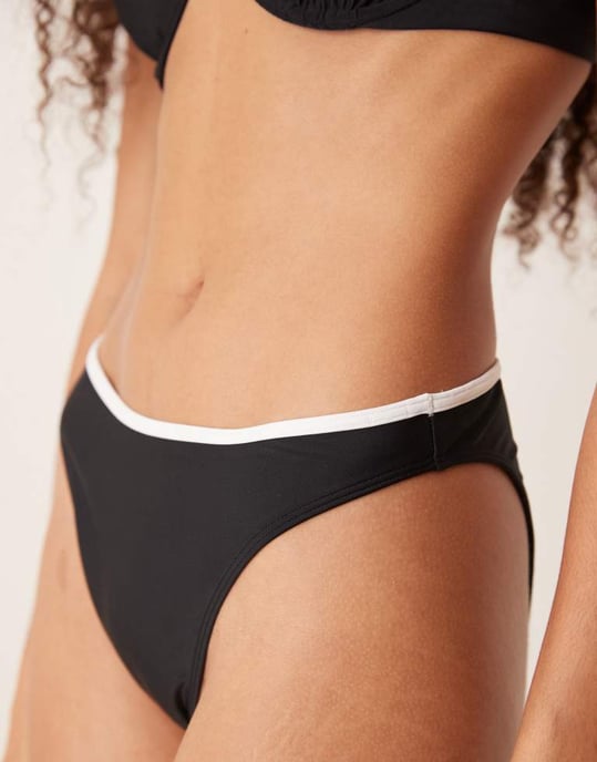 Abercrombie & Fitch bikinitrosa med medelhög midja och kontrastdetaljer i svart - Image 2