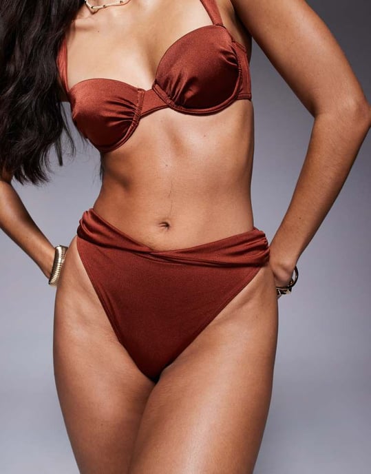 ASOS DESIGN Simone skimrande högklippt högmidjad bikinibyxor med vriden midjesektionspanel i brons - Image 2