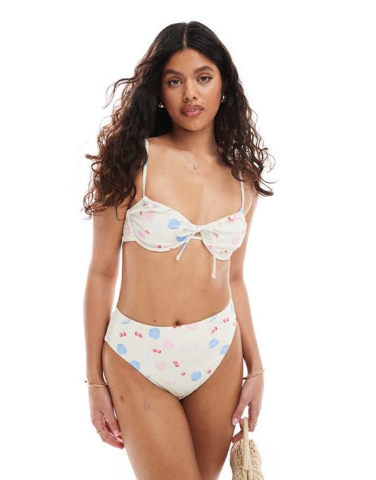 Pieces bikiniöverdel med byglar och bindsfront i snäcktryck - Image 1
