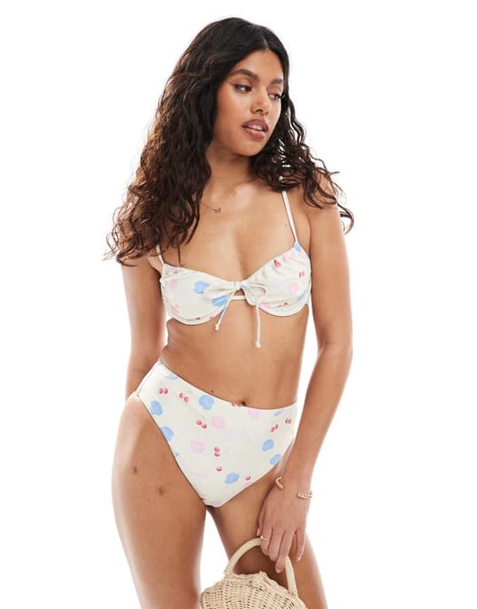 Pieces bikiniöverdel med byglar och bindsfront i snäcktryck - Image 3