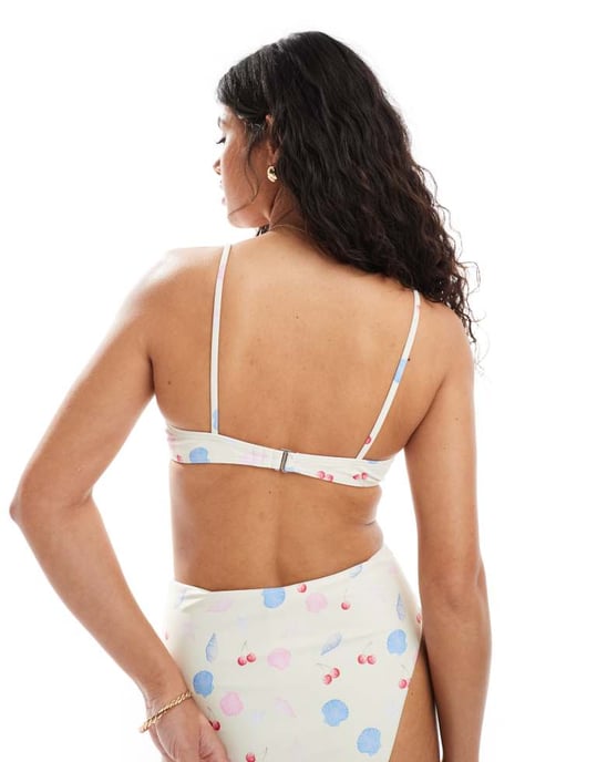 Pieces bikiniöverdel med byglar och bindsfront i snäcktryck - Image 4