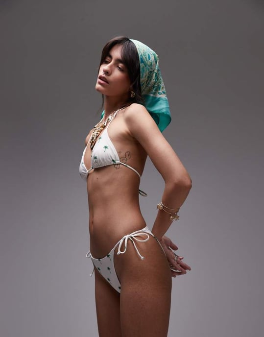 WeWoreWhat palmtryck trekantbikinitopp i off white - Image 3
