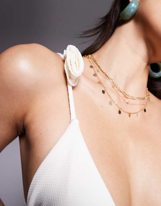 ASOS DESIGN triangulär bikinitopp i mikrowaffle med corsage-detalj i creme - Image 2