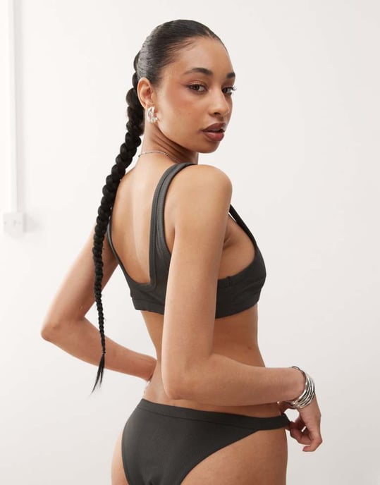 Veckodag ribbad bikiniöverdel med rundad hals i off-black - Image 3