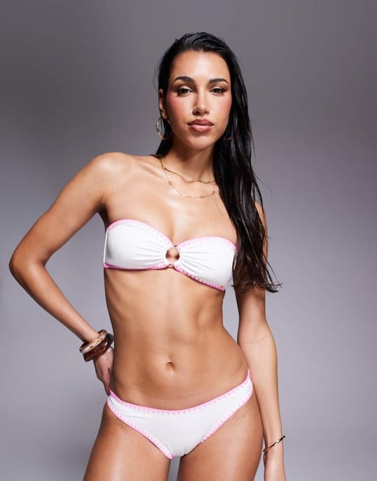 Boux Avenue Rhodes bandeau bikiniöverdel med rosa whipstitch i vitt - Image 1