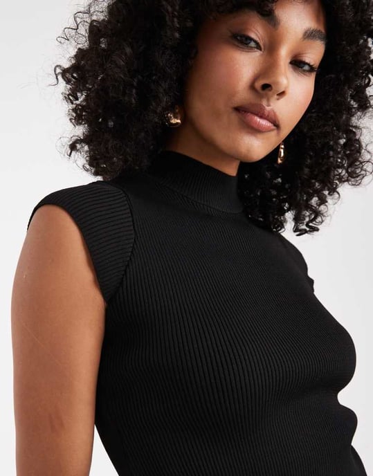 ASOS DESIGN stickad topp med snygg passform och kort ärm i svart - Image 3