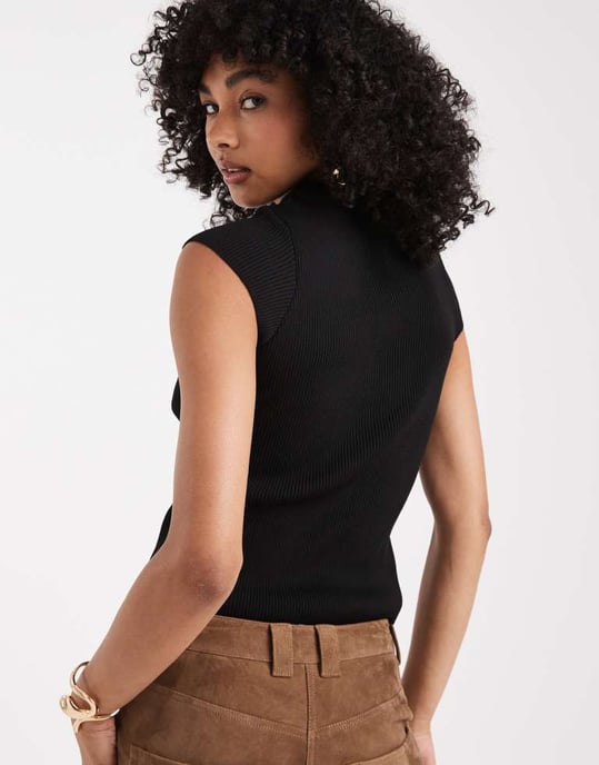 ASOS DESIGN stickad topp med snygg passform och kort ärm i svart - Image 4