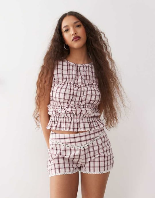 Återvunnen vintage topp med rynkade detaljer och sömmar i rosa rutigt - Image 1
