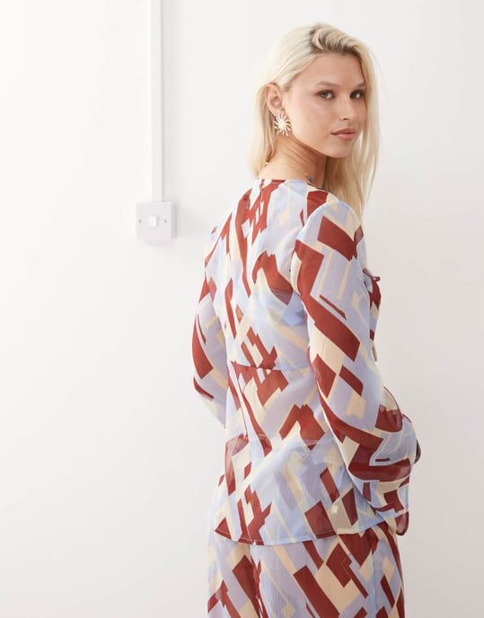 Återvunnen vintage skjorttop med knyt fram i genomskinligt strandtyg med geometriskt mönster - Image 4