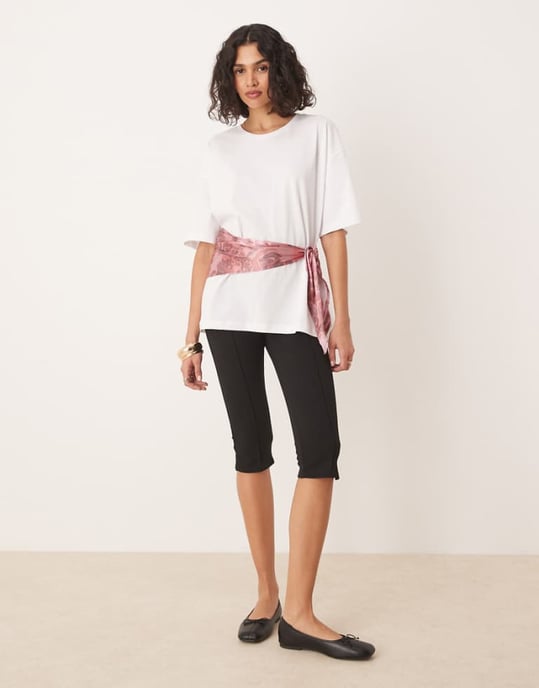 ASOS DESIGN oversized t-shirt med bandana åtstramad midja i vitt - Image 1