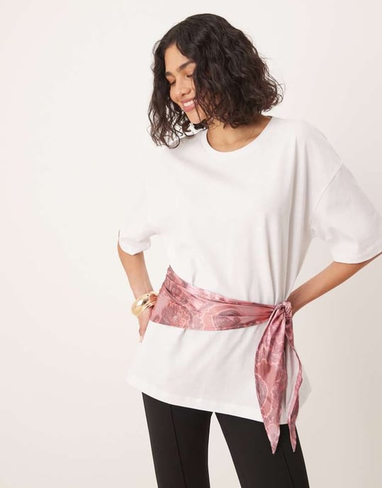 ASOS DESIGN oversized t-shirt med bandana åtstramad midja i vitt - Image 3