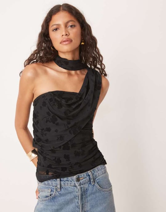 ASOS DESIGN blommig flockad mesh sjal ombärande bandeau topp i svart - Image 1