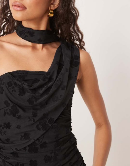 ASOS DESIGN blommig flockad mesh sjal ombärande bandeau topp i svart - Image 2