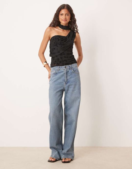 ASOS DESIGN blommig flockad mesh sjal ombärande bandeau topp i svart - Image 3