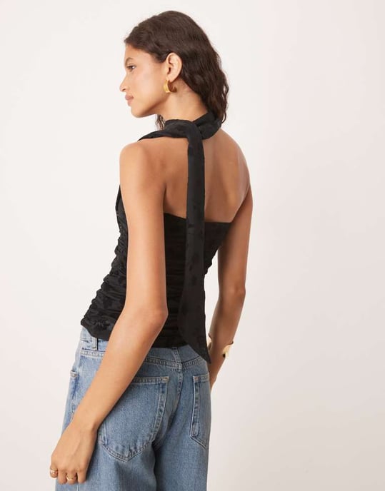ASOS DESIGN blommig flockad mesh sjal ombärande bandeau topp i svart - Image 4