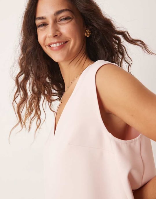 ASOS DESIGN skräddarsydd boxy v-ringad skal topp i matchande set i rosa - Image 2