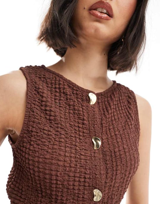 ASOS DESIGN strukturerad knapplistor-top med guldfärgade knappar i brunt - Image 3