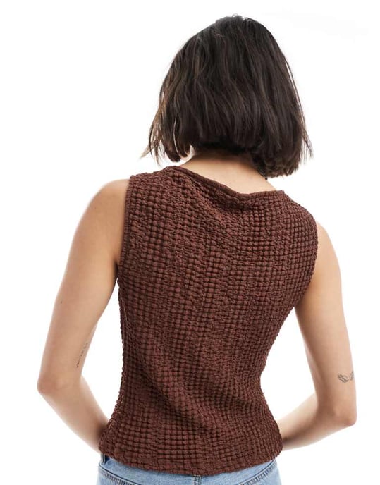 ASOS DESIGN strukturerad knapplistor-top med guldfärgade knappar i brunt - Image 4