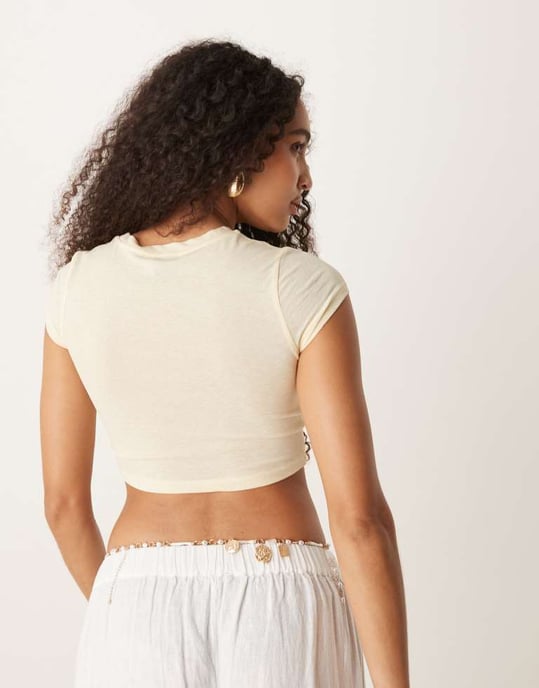 ASOS DESIGN knytdetalj mesh kortärmad croptop i mandel - Image 4