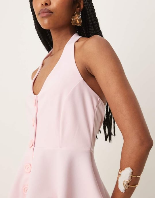 ASOS DESIGN insvängd midja halterneck knapplång väst i babypink - Image 4