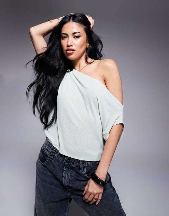 ASOS DESIGN semi-genomskinlig avslappnad topp med en axel i grön - Image 1