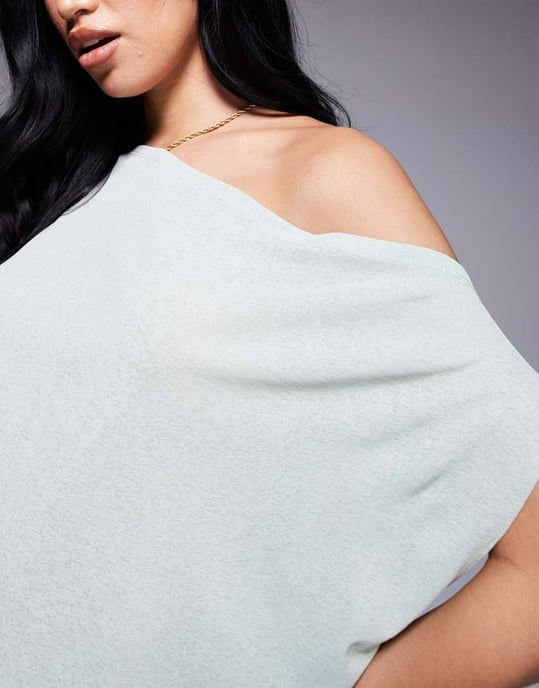 ASOS DESIGN semi-genomskinlig avslappnad topp med en axel i grön - Image 3