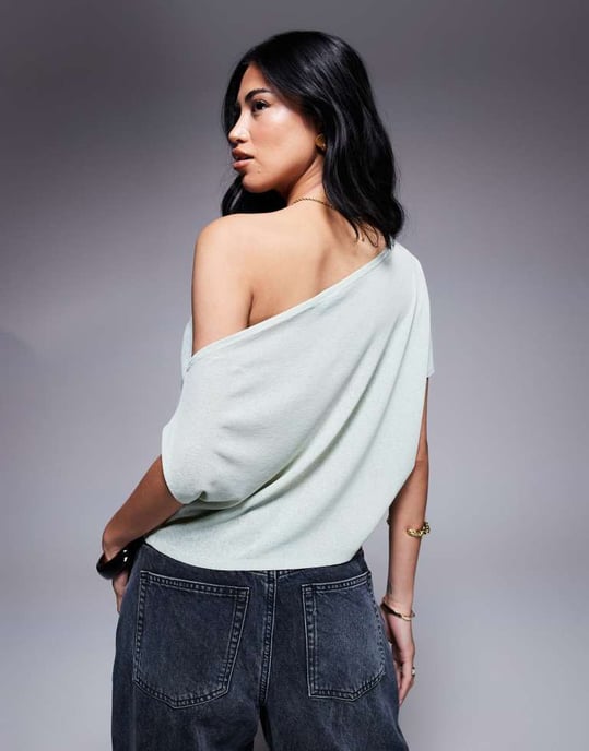 ASOS DESIGN semi-genomskinlig avslappnad topp med en axel i grön - Image 4
