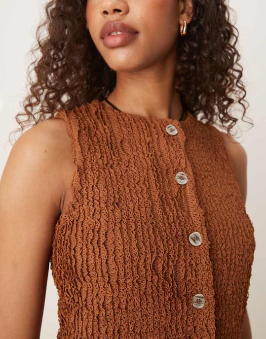 ASOS DESIGN samordnad texturerad västtop i brunt - Image 2