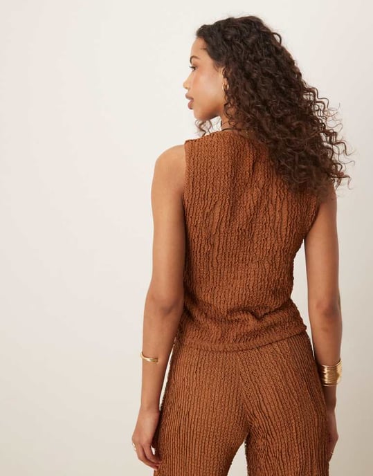 ASOS DESIGN samordnad texturerad västtop i brunt - Image 3