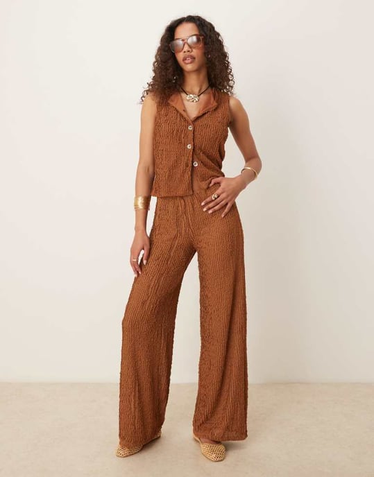 ASOS DESIGN samordnad texturerad västtop i brunt - Image 4