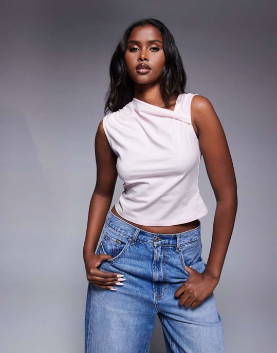 ASOS DESIGN passande topp med vridet halsdetalj i pastellrosa - Image 1