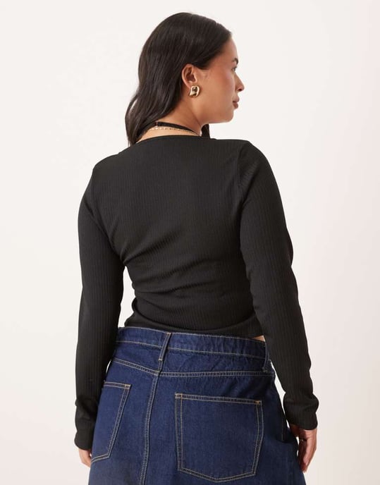 ASOS DESIGN Curve ribbad halterneck långärmad topp i svart - Image 4