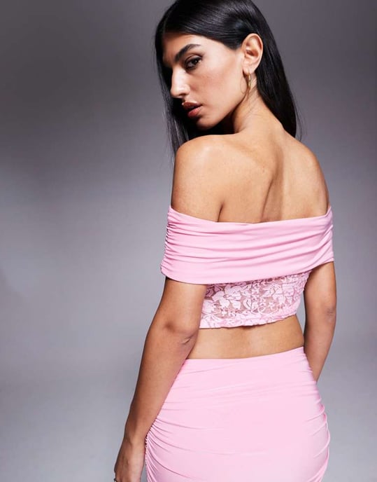 Missyempire dubbelskulpterad slinky djup bardot spets topp co-ord i rosa - Image 3