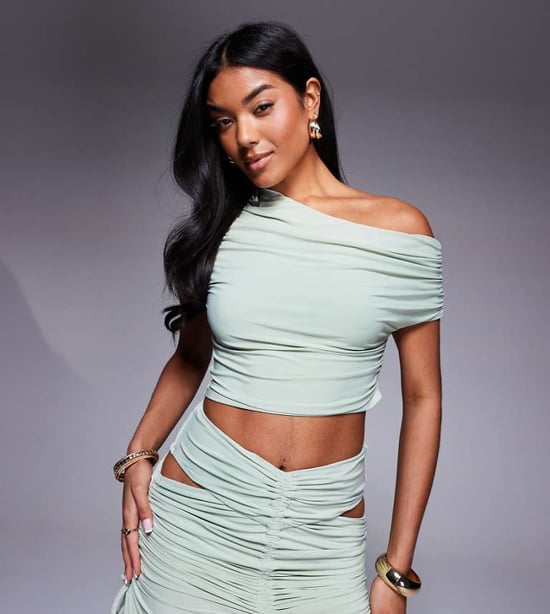 ASOS x THE SOURCED COLLECTION drapérad off shoulder koordtop i salviagrön - Image 1