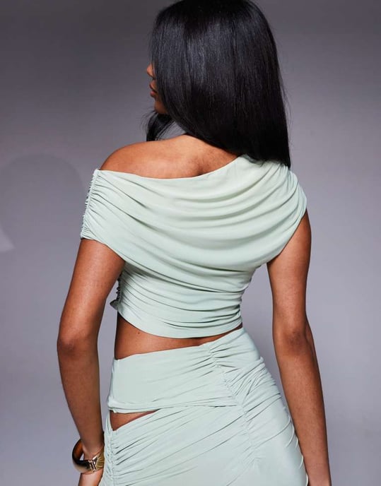 ASOS x THE SOURCED COLLECTION drapérad off shoulder koordtop i salviagrön - Image 4