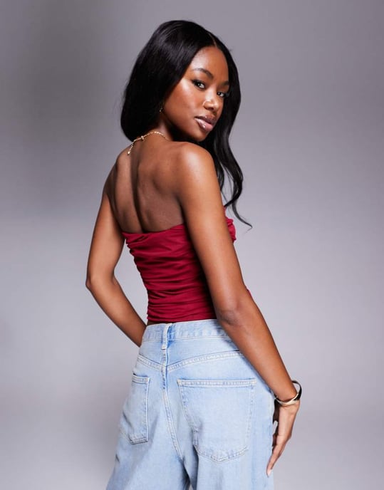 ASOS DESIGN rynkad mesh bandeau topp i vinröd - Image 2