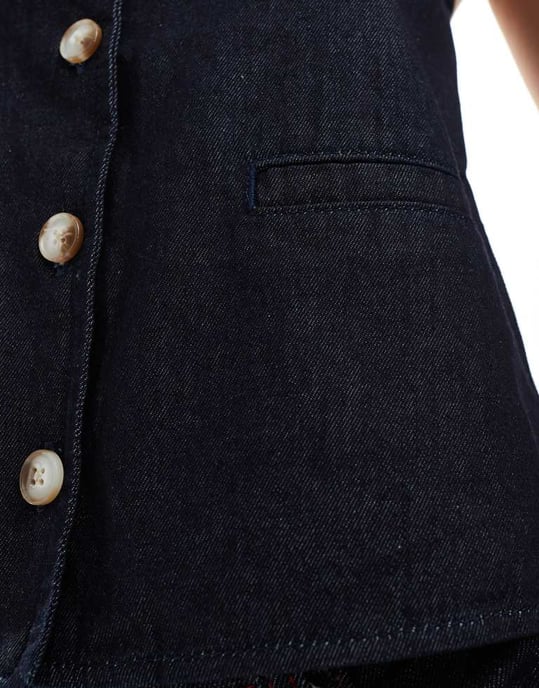 ASOS DESIGN denim halterneck västtop med öppen rygg i tvättad blå - Image 4