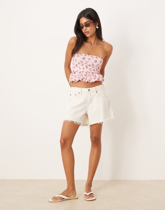 ASOS DESIGN texturerad bandeau crop top med bubbelkant i rosa blommigt mönster - Image 2