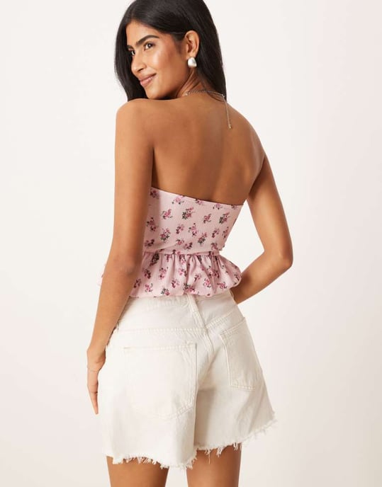 ASOS DESIGN texturerad bandeau crop top med bubbelkant i rosa blommigt mönster - Image 4