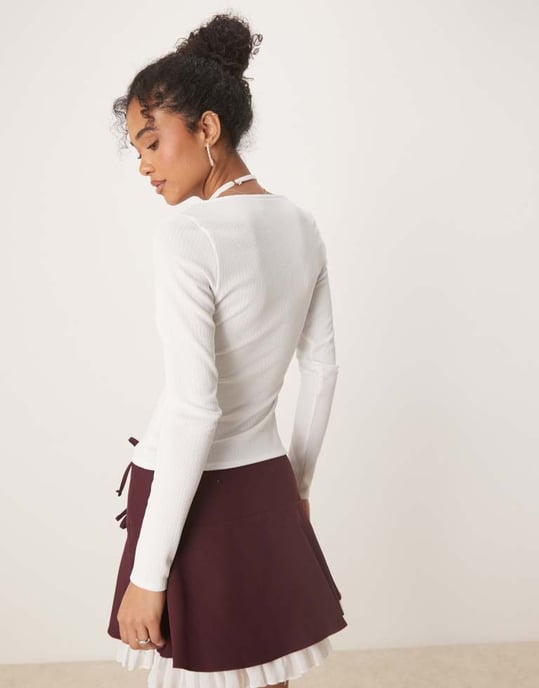 ASOS DESIGN ribbad halterneck långärmad topp i vitt - Image 2