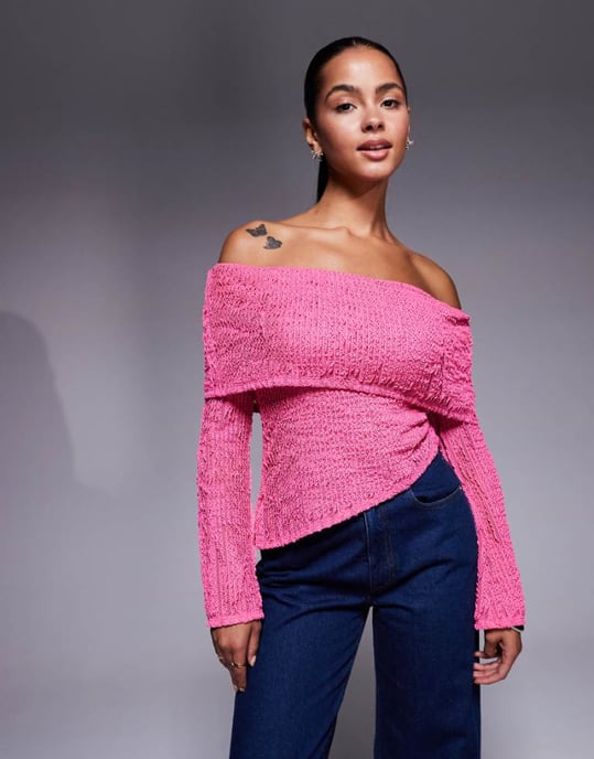 ASOS DESIGN virkade semi-genomskinliga bardot-topp med asymmetrisk fåll i klarröd rosa - Image 1