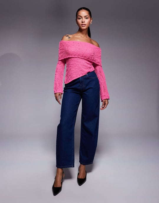 ASOS DESIGN virkade semi-genomskinliga bardot-topp med asymmetrisk fåll i klarröd rosa - Image 2