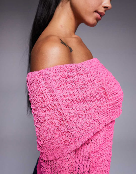 ASOS DESIGN virkade semi-genomskinliga bardot-topp med asymmetrisk fåll i klarröd rosa - Image 3