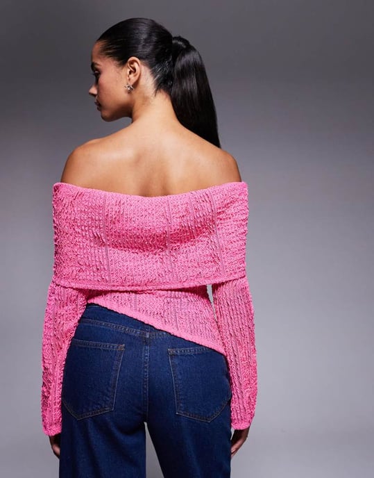 ASOS DESIGN virkade semi-genomskinliga bardot-topp med asymmetrisk fåll i klarröd rosa - Image 4