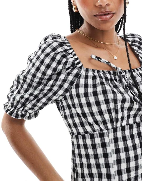 Vero Moda kortärmad topp med fyrkantig hals i monokrom rutig mönster - Image 4