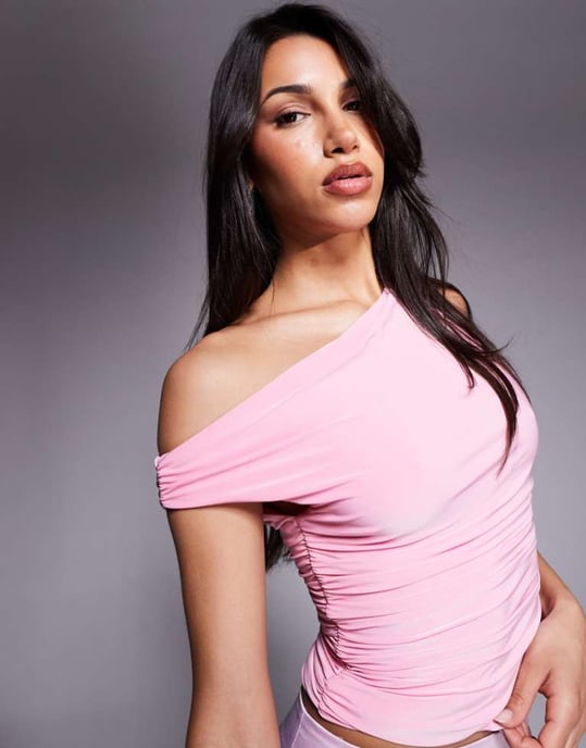 Missyempire exklusiv dubbel lager slinky off shoulder topp i babypink - Image 1