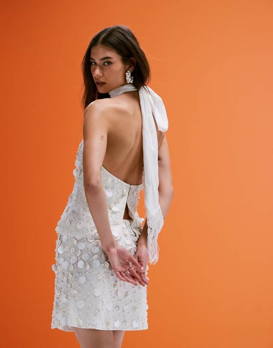ASOS DESIGN koord linneblandning halterneck-topp med falska snäckor och paljetter i krämvit - Image 2