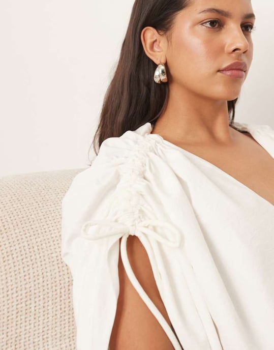 ARRANGE plunge topp med rynkad detalj i elfenben - Image 2