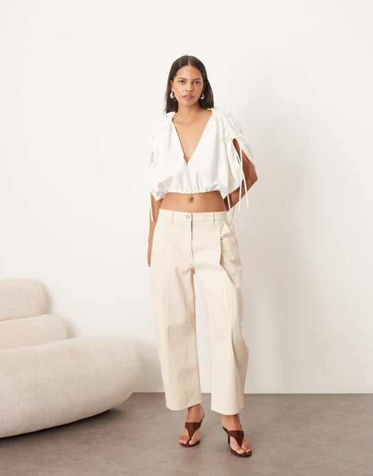 ARRANGE plunge topp med rynkad detalj i elfenben - Image 3
